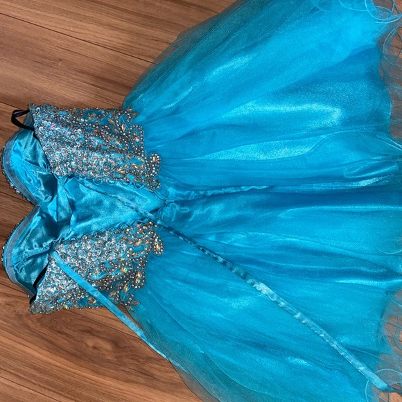 Beautiful graduation dress - Picture 2 of 3